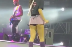 超短裙里不穿安全裤韩女团着装又惹争议！韩国女团超短裙跳舞无打底裤