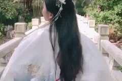 两个汉服小姐姐在桥边,古韵共芳华”