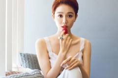 秀人网新人模特苏小曼,初露锋芒，时尚界的新星闪耀
